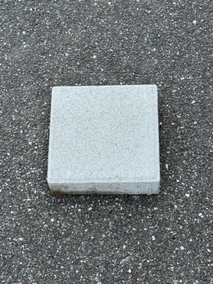 Pavé béton 20x20x6 cm pour stabiliser les pieds