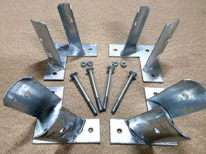 Lot de 4 fixations galvanisées pour poteaux ronds D. 10 cm